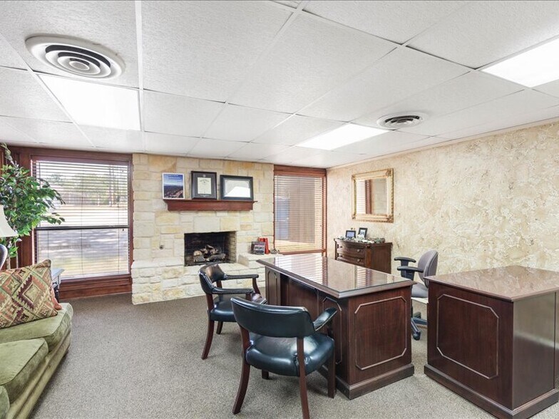 More Photos Of 2020 W Northwest Hwy, Grapevine Office For Lease
