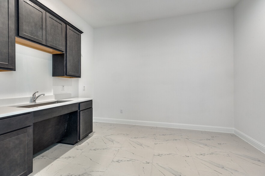 More Photos Of 6000 Alma Rd, McKinney Business Park For Lease