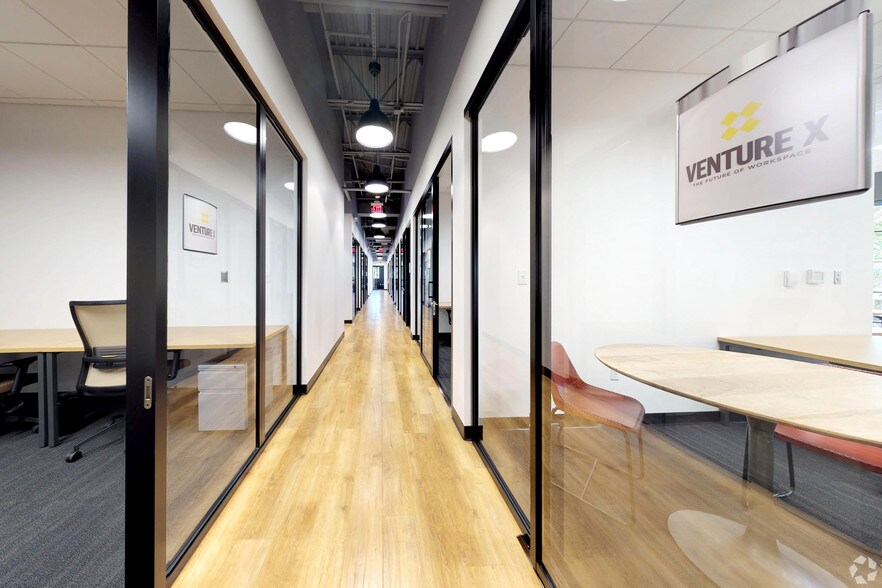 More Photos Of 2000 PGA Blvd, Palm Beach Gardens Storefront Retail Office For Lease