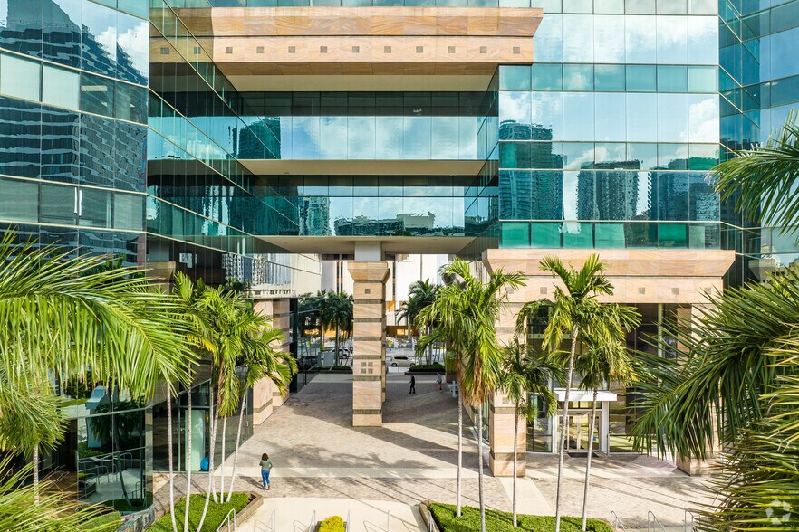 More Photos Of 1 E Broward Blvd, Fort Lauderdale Office Residential For Lease