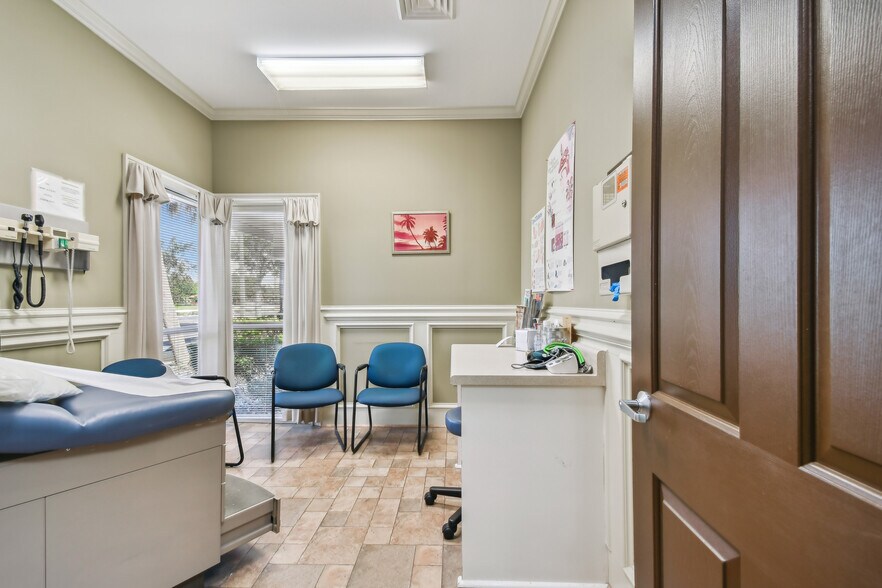 More Photos Of 7300-7313 E Professional Pky, Lakewood Ranch Medical For Sale