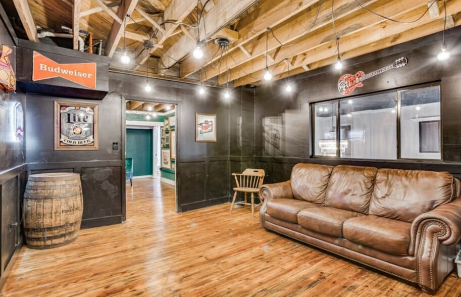 More Photos Of 544 N Main St, Crestview Storefront Retail Office For Sale