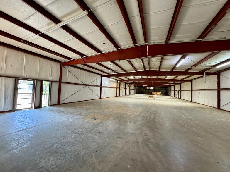 More Photos Of 220 S Alliance Ct, Oklahoma City Manufacturing For Lease