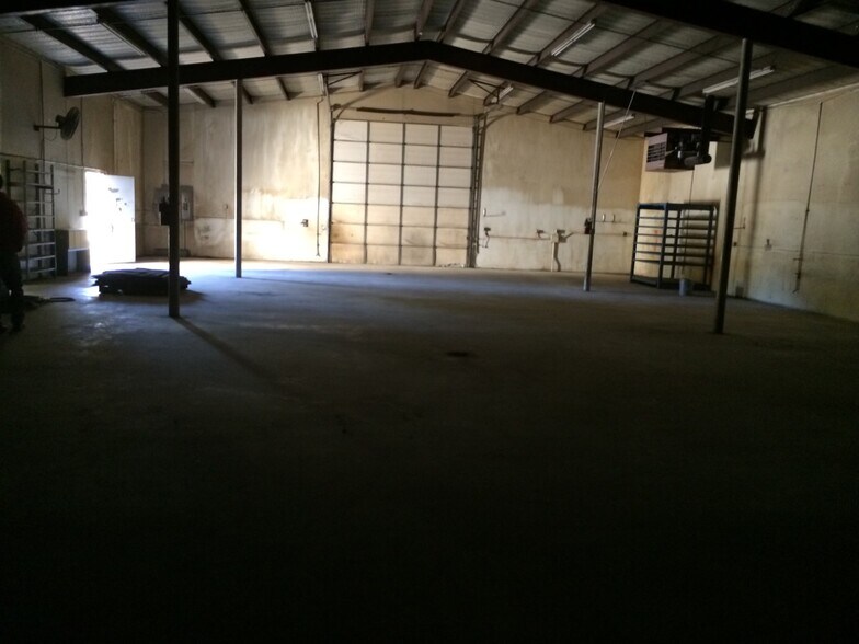 More Photos Of 1808 Barnett Dr, Weatherford Warehouse For Lease