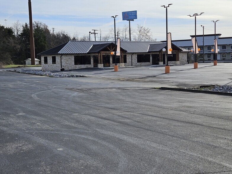 More Photos Of 1391 Murrays Chapel Rd, Sweetwater Showroom For Sale