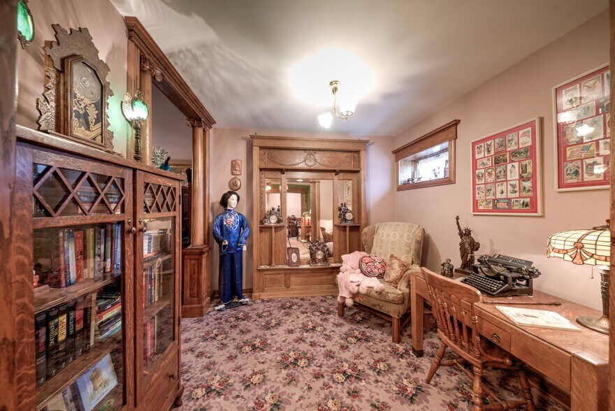 More Photos Of 890 Lake Ave, Woodstock General Retail For Sale