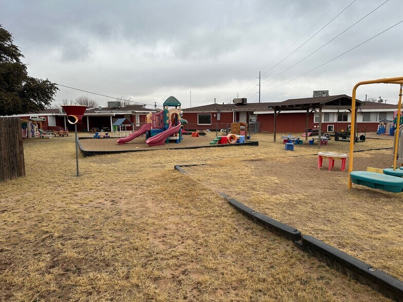 More Photos Of 1005 Austin St, Midland Storefront For Sale