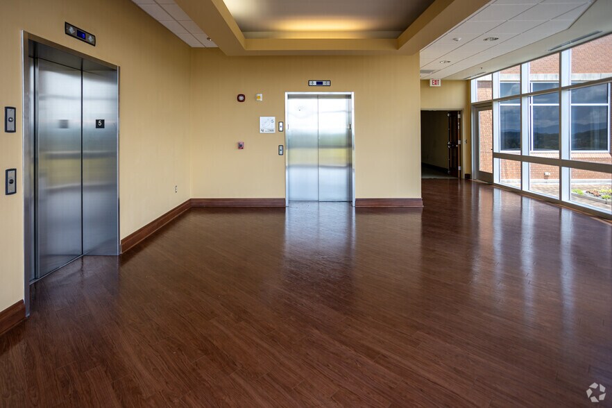 More Photos Of 201 Resting Tree Dr, Bristol Office For Lease