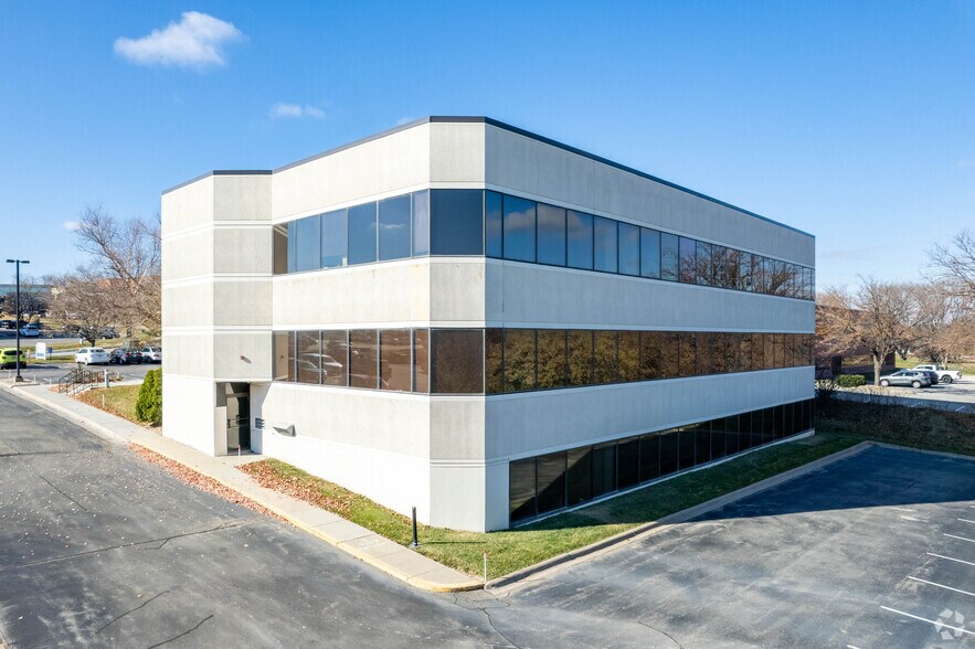 More Photos Of 1055 N 115th St, Omaha Office For Lease
