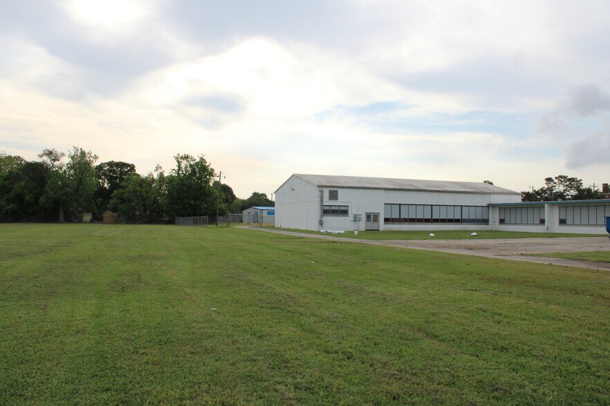 More Photos Of 1900 Pope St, Beaumont Flex For Lease