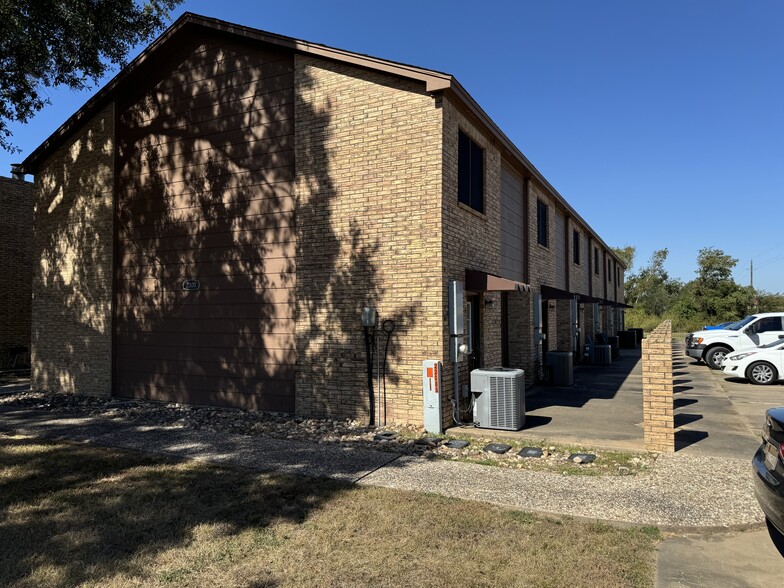 Primary Photo Of 2306 Brazeal St, Waller Multifamily For Sale