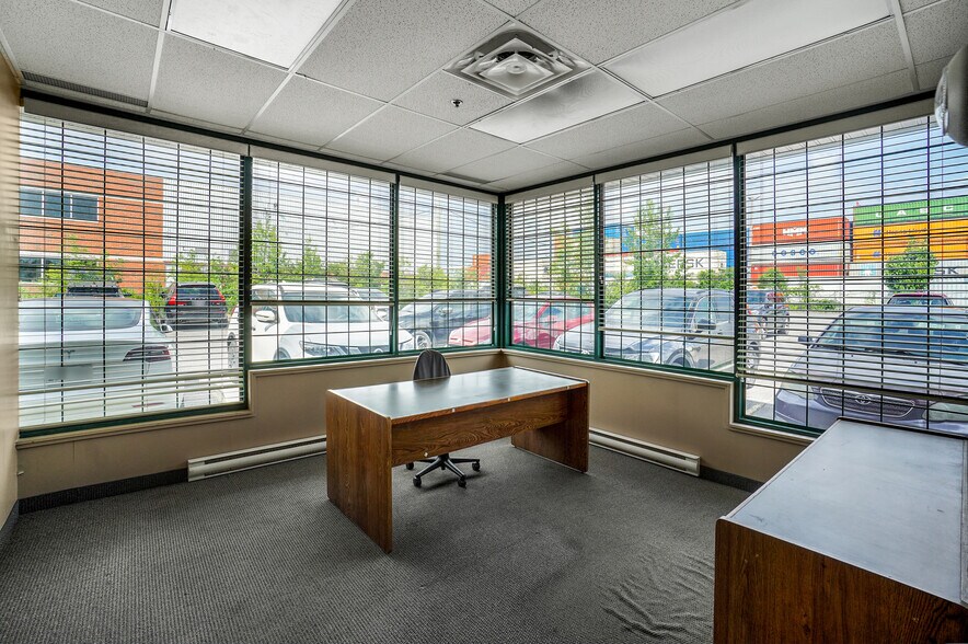 More Photos Of 115-117 Boul Brunswick, Pointe-claire Warehouse For Lease