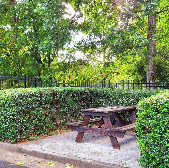 More Photos Of 8046 Roswell Rd, Atlanta Office For Sale