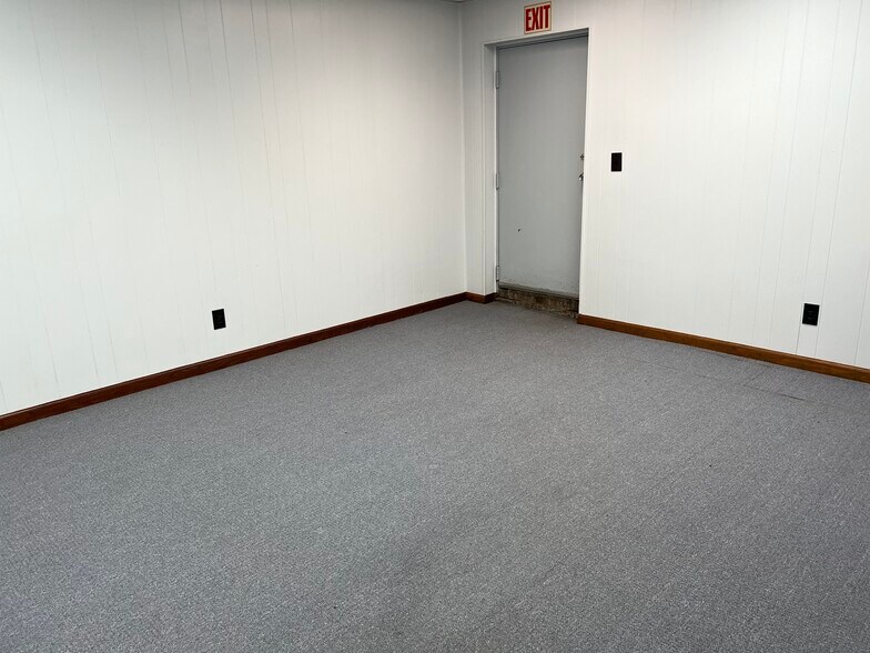 More Photos Of 401 Peacock Street, Cochran Office For Sale