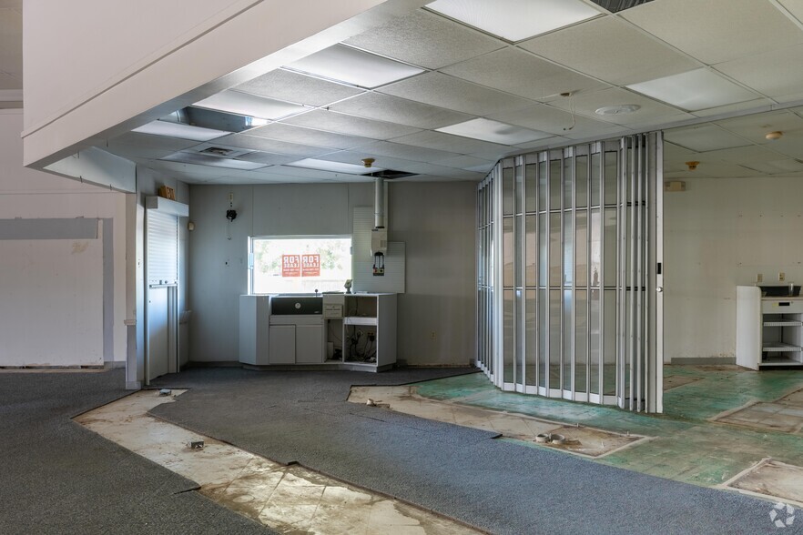 More Photos Of 1811 E Arkansas Ln, Arlington Freestanding For Sale