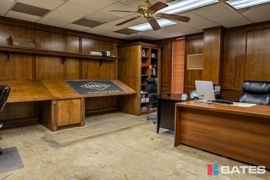 More Photos Of 1812 Garden Spring Dr, Dallas Warehouse For Sale