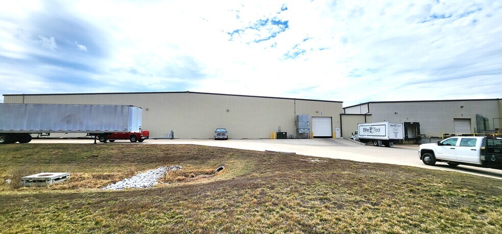 More Photos Of 1011 Industrial Ct, Moscow Mills Warehouse For Lease