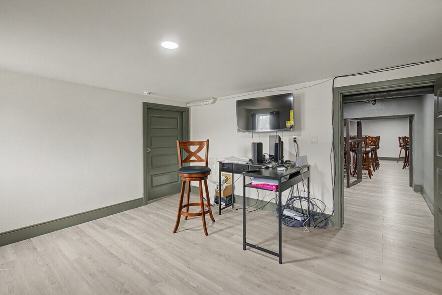 More Photos Of 102 W 4th St, Hearne Storefront For Sale