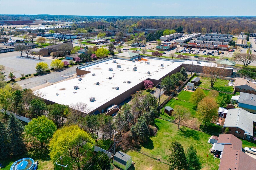 More Photos Of 8300 N Wayne Rd, Westland Freestanding For Lease