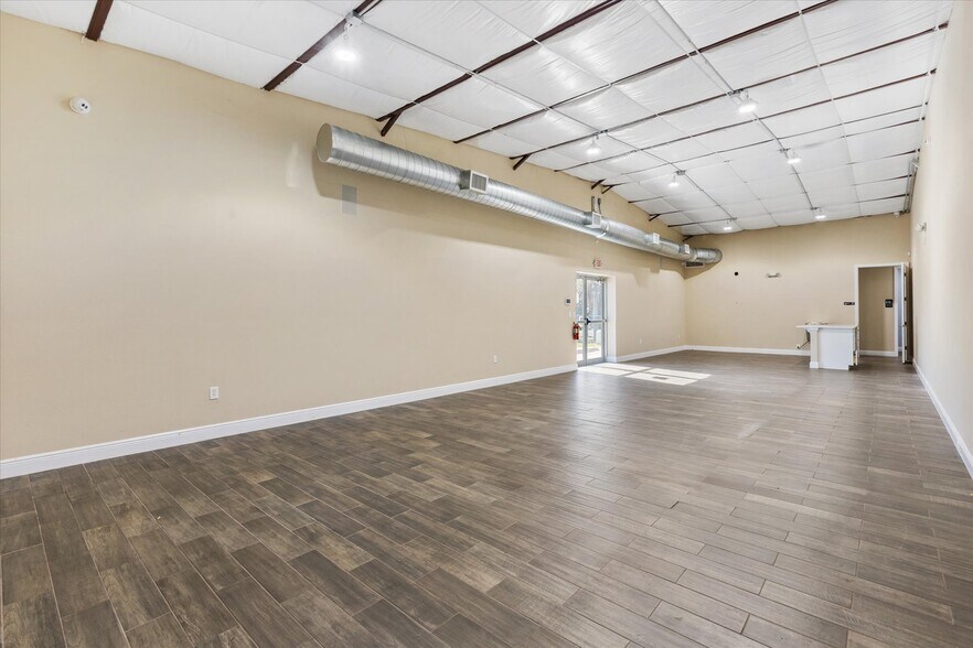 More Photos Of 1818 Greenleaf Ln, Leesburg Warehouse For Lease