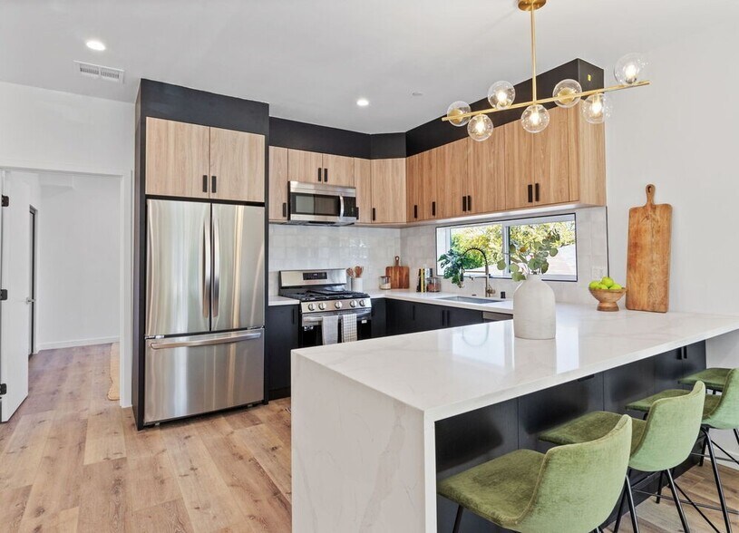 More Photos Of 10821 Hartsook St, North Hollywood Apartments For Sale