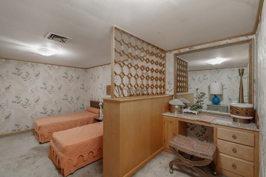 More Photos Of 531 W Main St, Denison Office For Sale