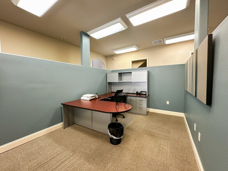 More Photos Of 170 Fitzgerald Rd, Lakeland Office For Lease