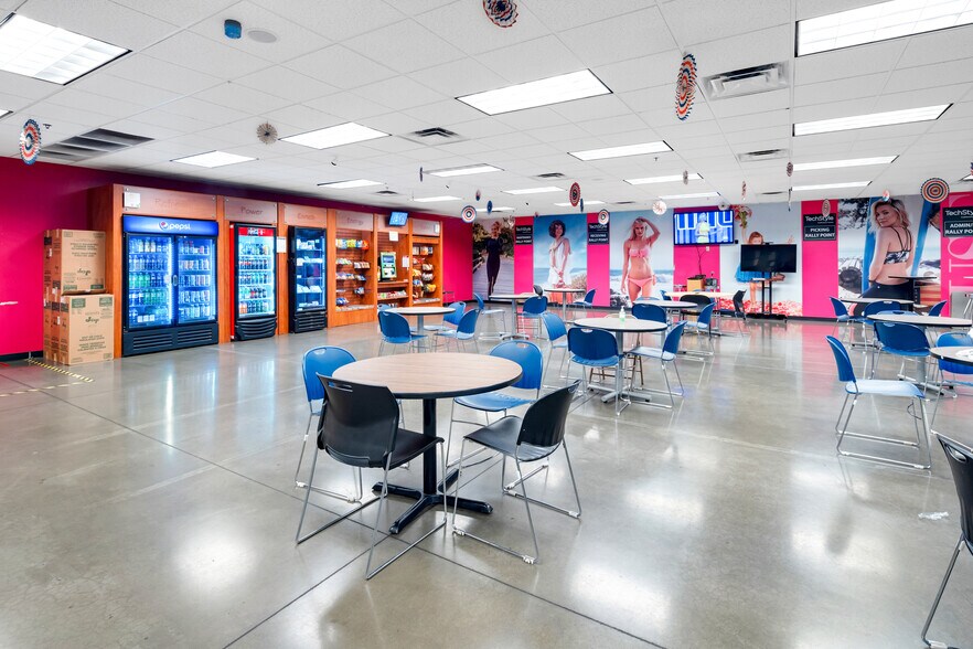 More Photos Of 7865 National Tpke, Louisville Distribution For Lease