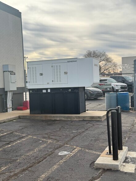 More Photos Of 390 NE 36th St, Oklahoma City Office For Sale