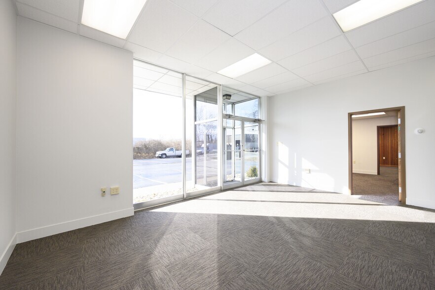 More Photos Of 1945 Southtown Blvd, Dayton Light Distribution For Lease