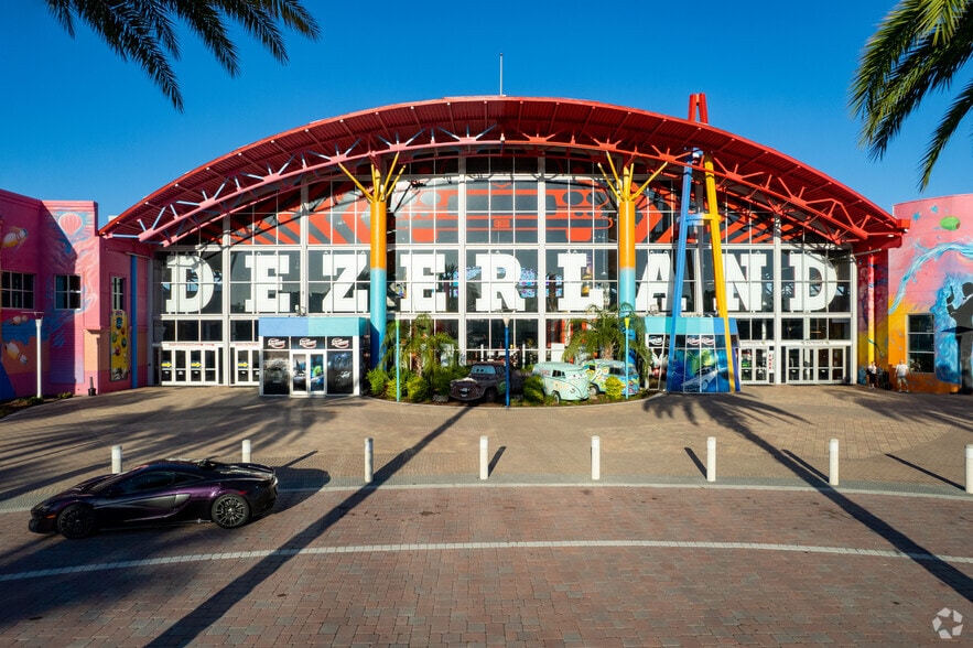 More Photos Of 5250 International Dr, Orlando Restaurant For Lease