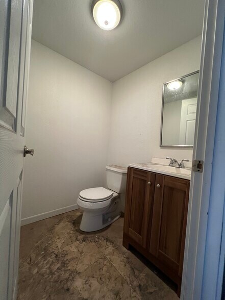 More Photos Of 2118 19th St, Sacramento Light Distribution For Lease