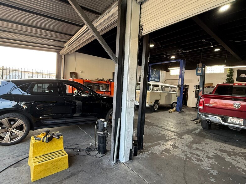 Primary Photo Of 2315 Fair Oaks Ave, Altadena Auto Repair For Sale