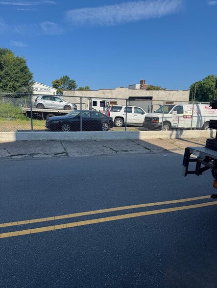 More Photos Of 562 E 18th St, Paterson Auto Repair For Lease