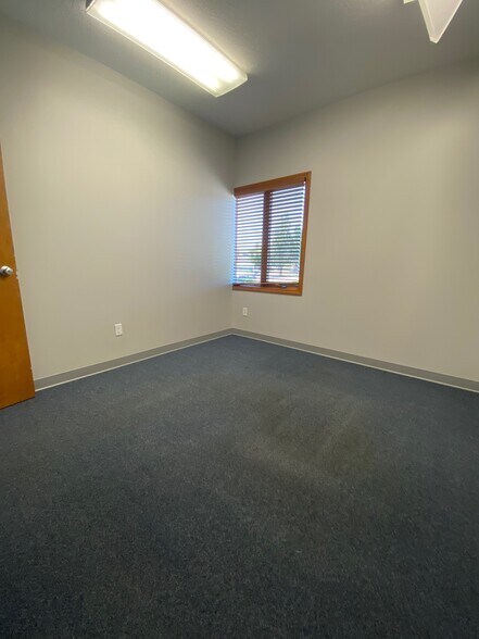More Photos Of 1014 Ekstam Dr, Bloomington Office For Lease