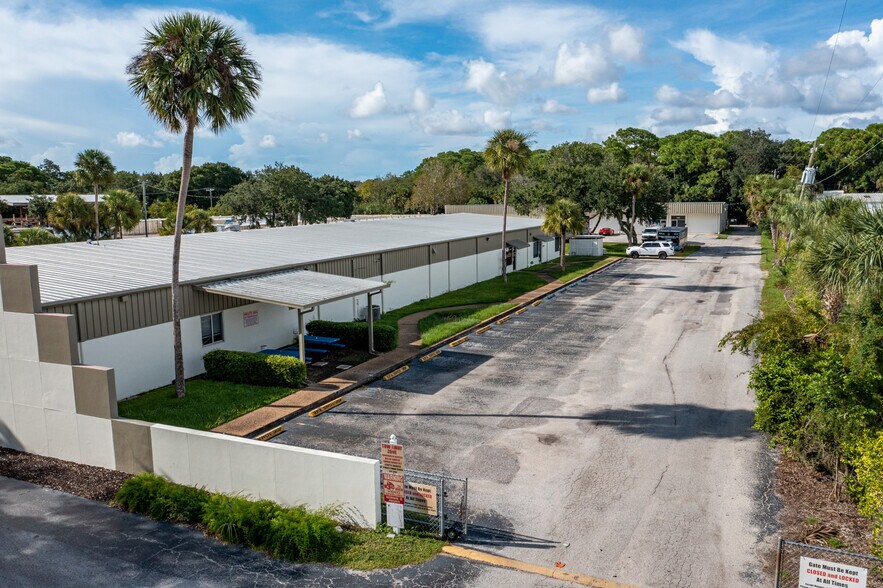 More Photos Of 1621 W University Pky, Sarasota Warehouse For Lease