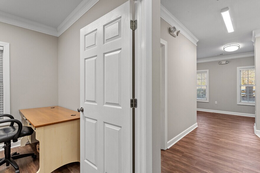 More Photos Of 6501 Creedmoor Rd, Raleigh Office Residential For Lease