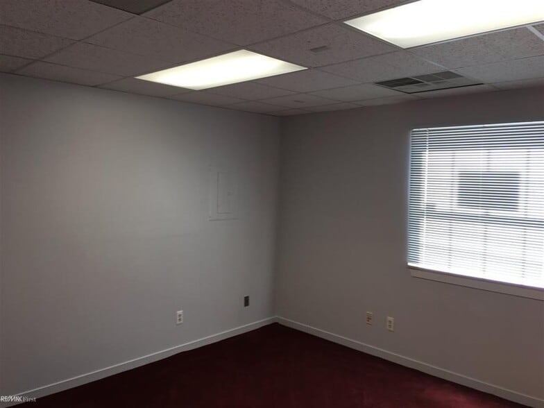 More Photos Of 148 S Main, Mount Clemens Office For Lease