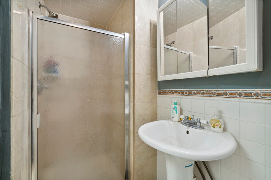 More Photos Of 23-25 S 19th St, Philadelphia Storefront Retail Office For Sale