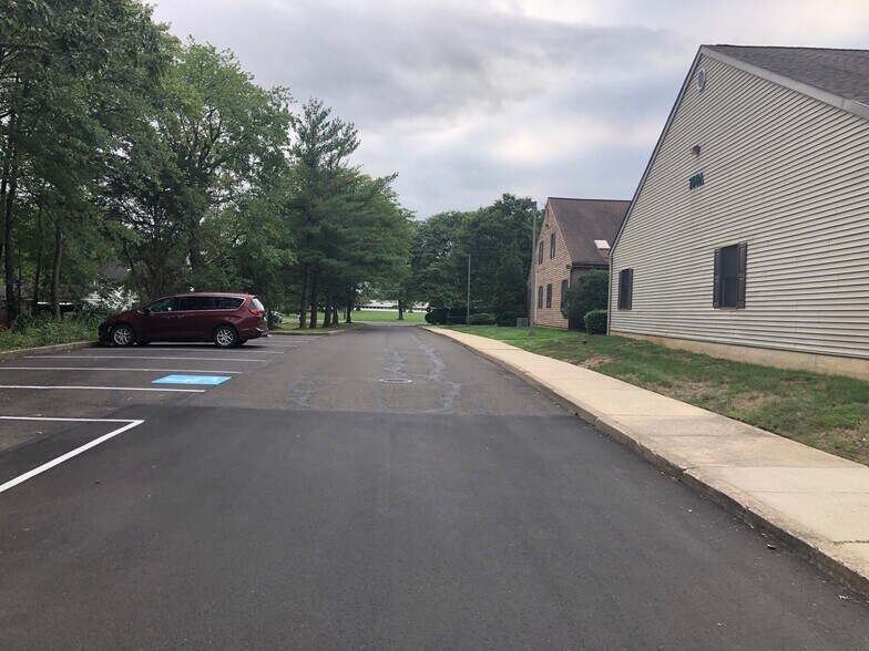 More Photos Of 1609 Woodbourne Rd, Levittown Office For Lease