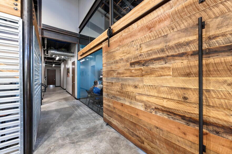 More Photos Of 17465 N 93rd St, Scottsdale Showroom For Sale