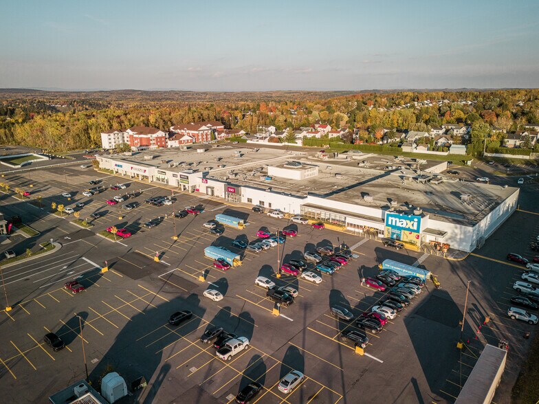 Primary Photo Of 1055 Av Du Pont S, Alma General Retail For Lease