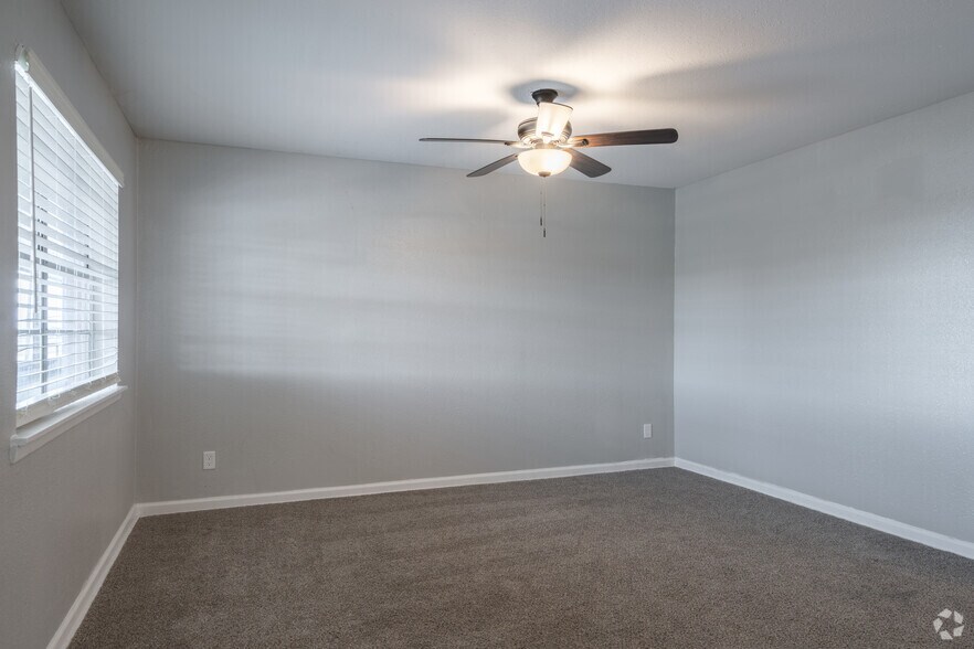 More Photos Of 2550 S Bypass 35, Alvin Apartments For Sale