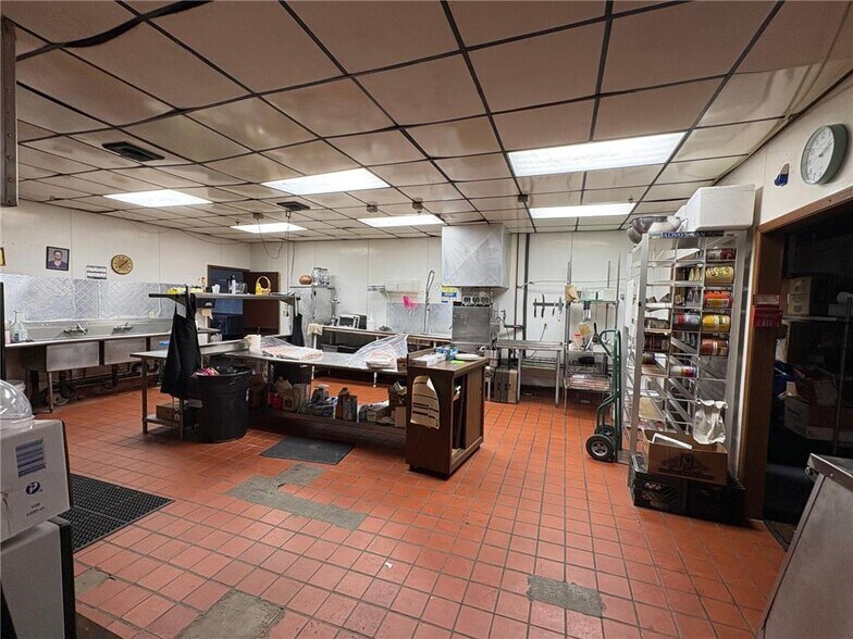 More Photos Of 530 W Christenson Ave, Appleton General Retail For Sale