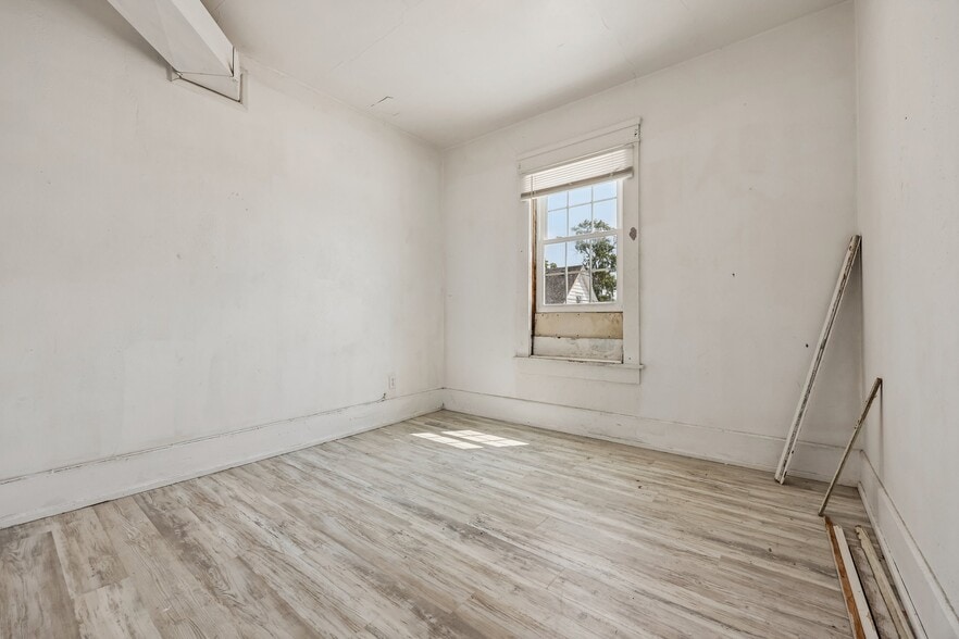 More Photos Of 2710-2712 17th St, Racine Storefront Retail Residential For Sale