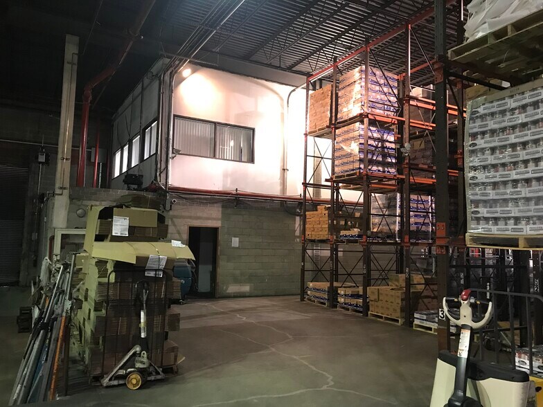 More Photos Of 18-81 Steinway St, Astoria Warehouse For Sale