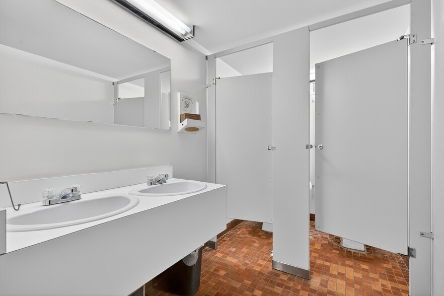 More Photos Of 1558 Rue Viel, Montréal Office For Sale