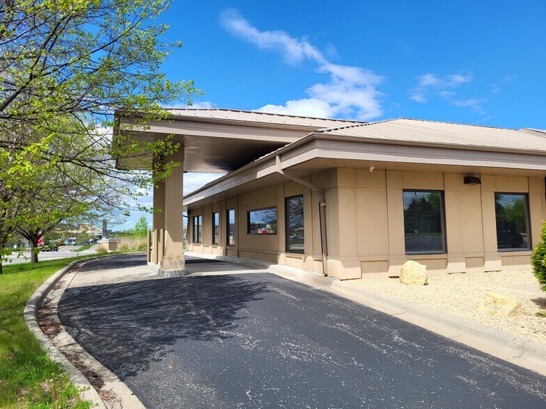 More Photos Of 525 Commons Dr, Woodbury General Retail For Lease