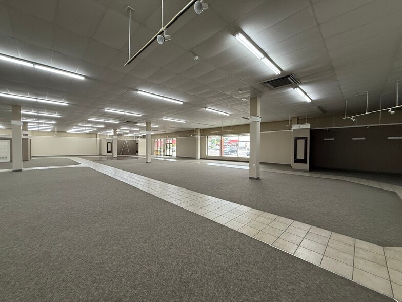 More Photos Of 221 S Poplar St, Elizabethtown General Retail For Lease