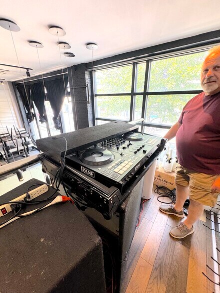 More Photos Of 128 Metropolitan Ave, Brooklyn Restaurant For Lease